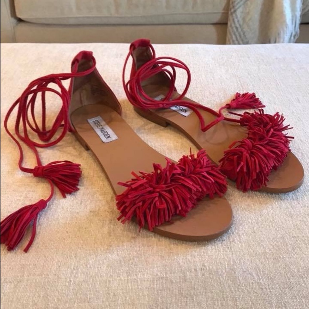 Steve Madden Women’s Fringe sandal